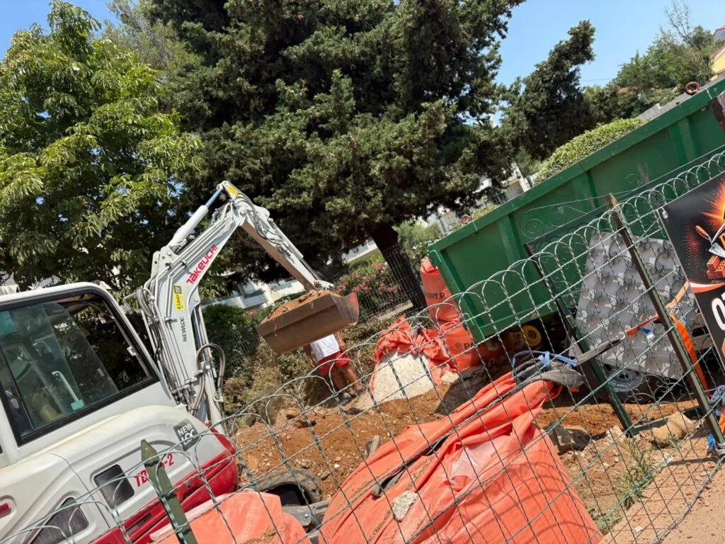 Benne de chantier de terrassement à Six-Fours-les-Plages
