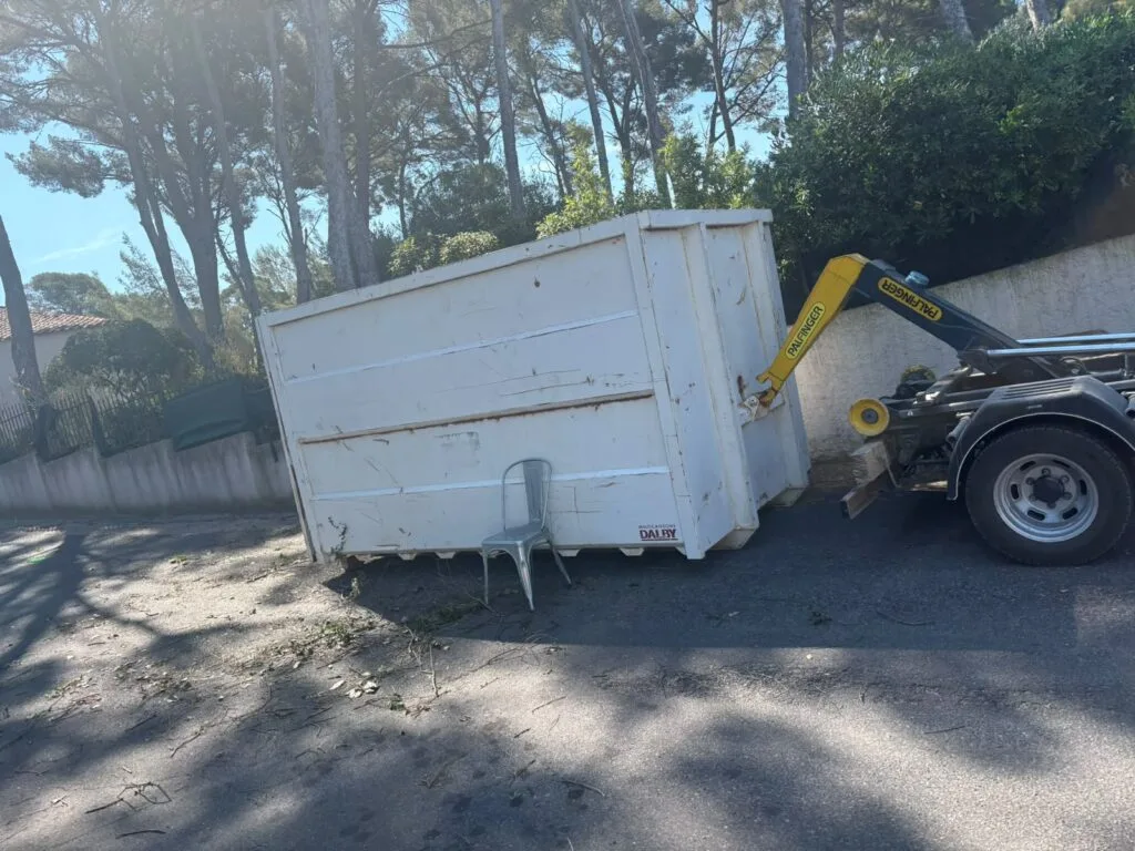 Camion ampliroll livrant une benne de chantier à Six-Fours