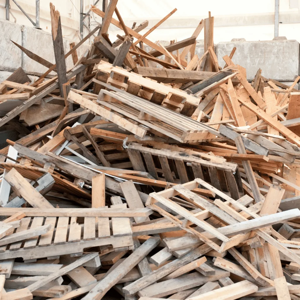 Benne remplie de palettes et de chutes de bois à Six-Fours-les-Plages