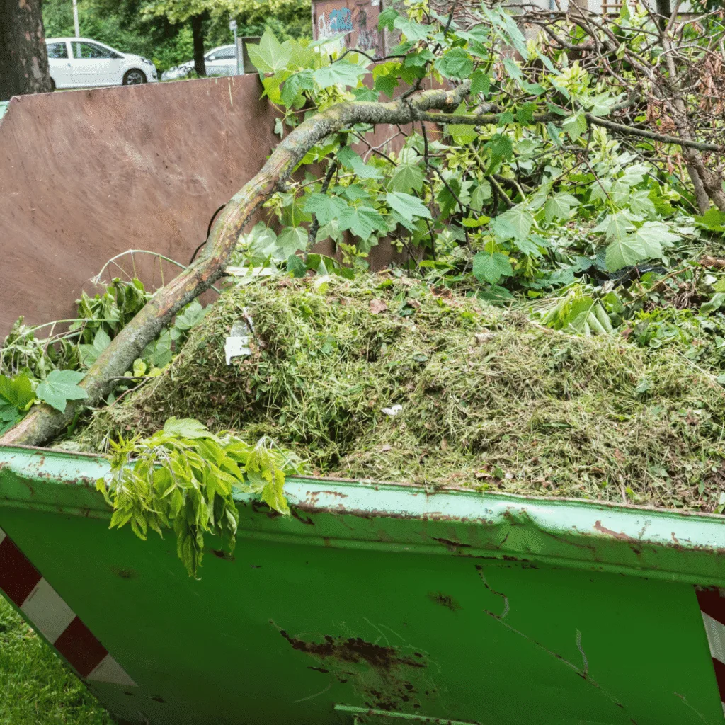 Déchets verts d’élagage prêts à être évacués à Six-Fours