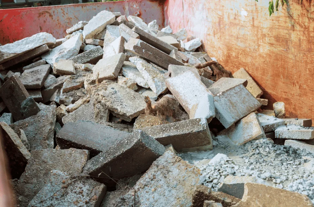 Gravats de béton et carrelage chargés dans une benne à Six-Fours