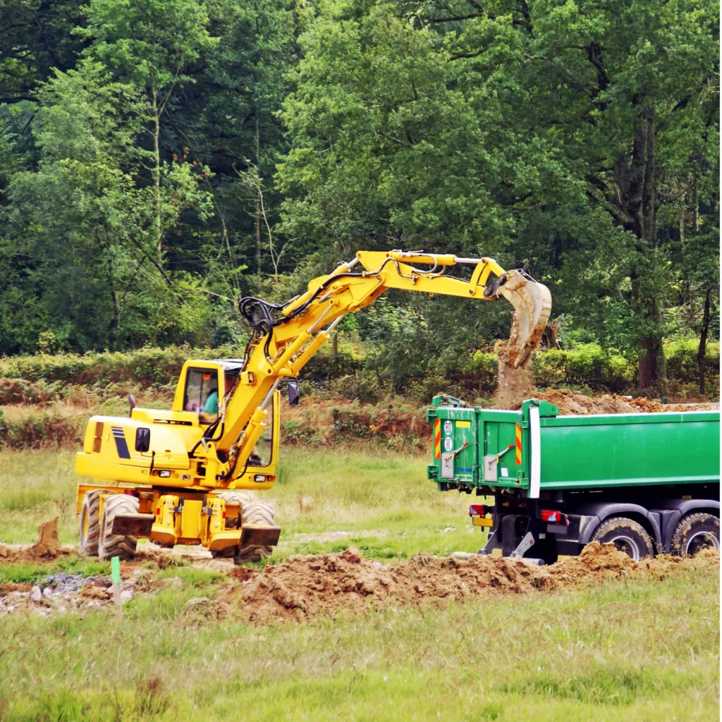 Benne à gravats et terre livrée sur un chantier à Six-Fours-les-Plages